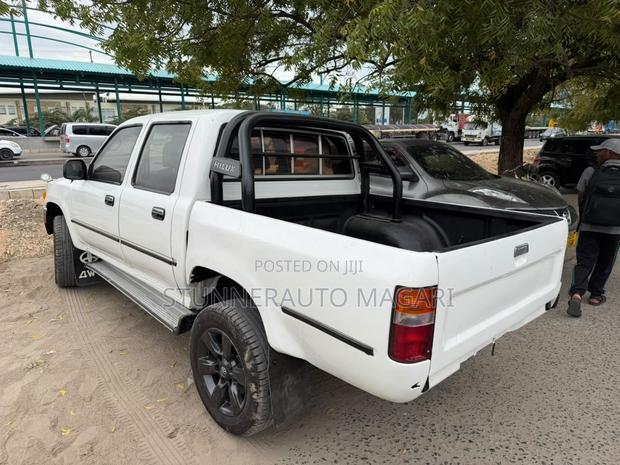 Toyota Hilux 2000 White