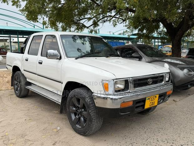 Toyota Hilux 2000 White
