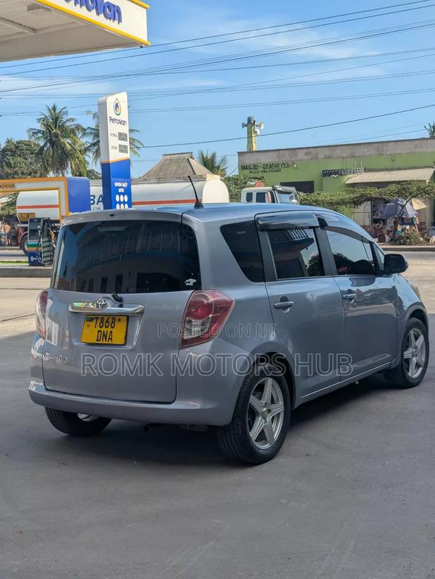 Toyota Ractis 2009 Gray