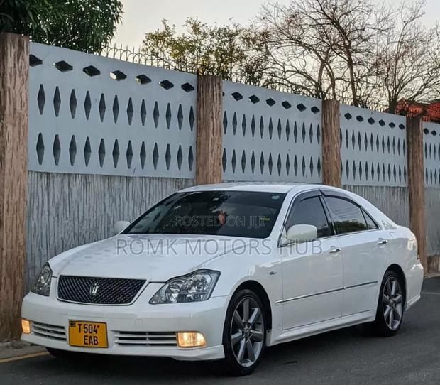 Toyota Crown Royale 2005 White