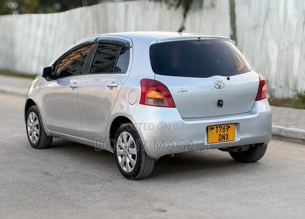 Toyota Vitz 2006 Silver
