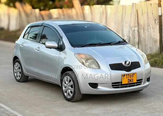 Toyota Vitz 2006 Silver