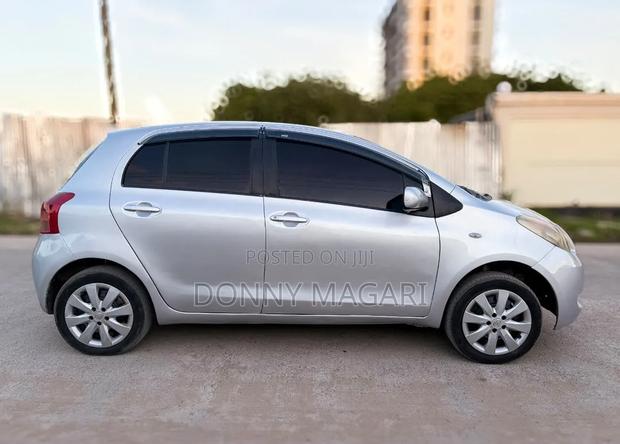 Toyota Vitz 2006 Silver