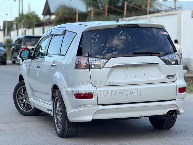 Mitsubishi Outlander 2010 White