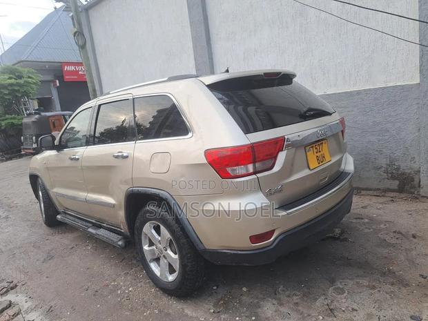 Jeep Cherokee 2012 Gold