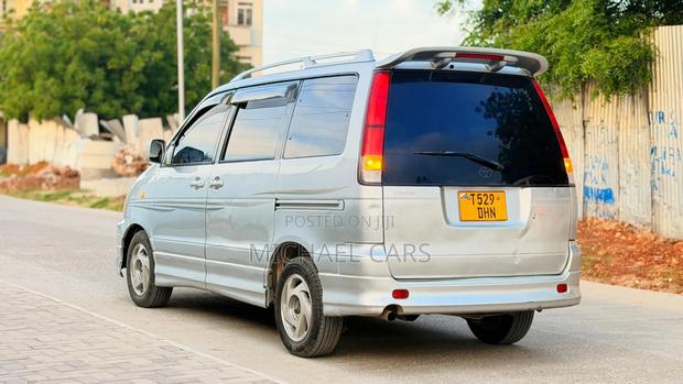 Toyota Noah 2003 Silver