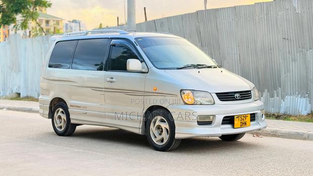 Toyota Noah 2003 Silver