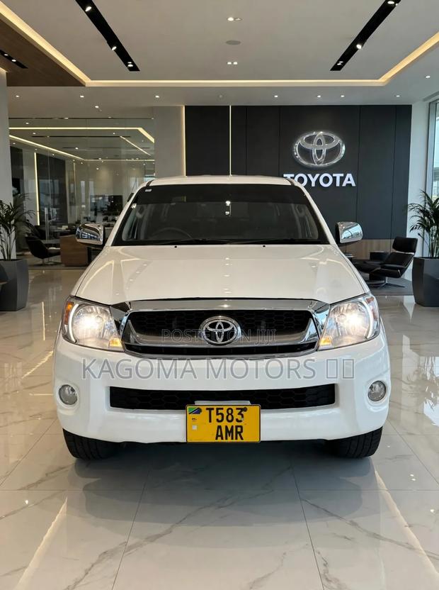 Toyota Hilux 2003 White