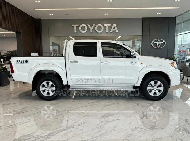 Toyota Hilux 2003 White