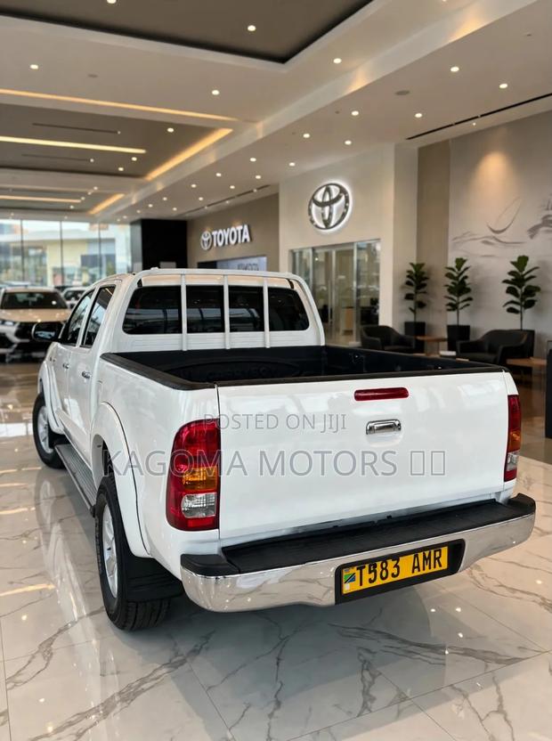 Toyota Hilux 2003 White