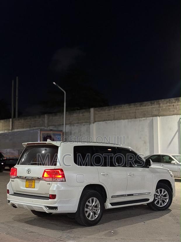 Toyota Land Cruiser 4.6 V8 GXR 2016 White