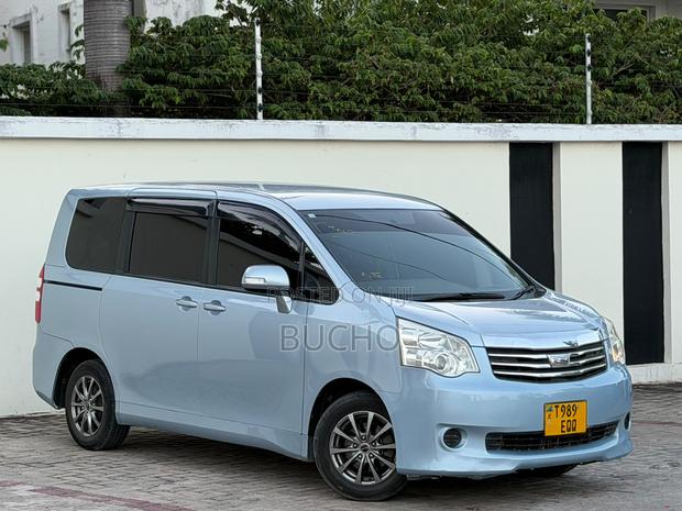Toyota Noah 2010 Blue