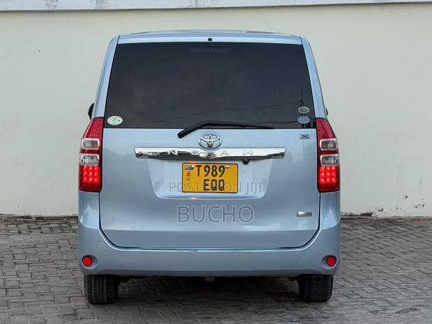 Toyota Noah 2010 Blue