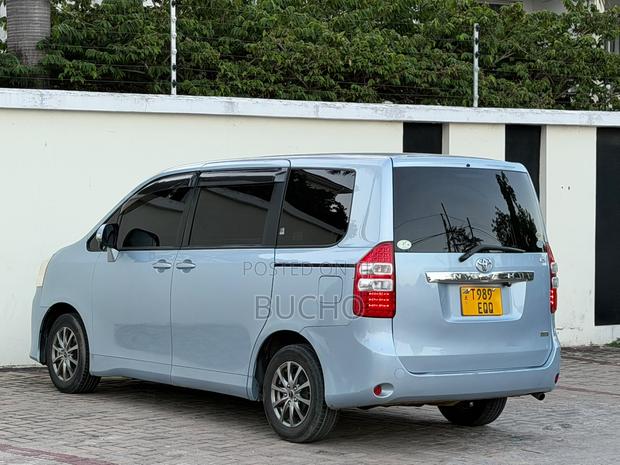 Toyota Noah 2010 Blue
