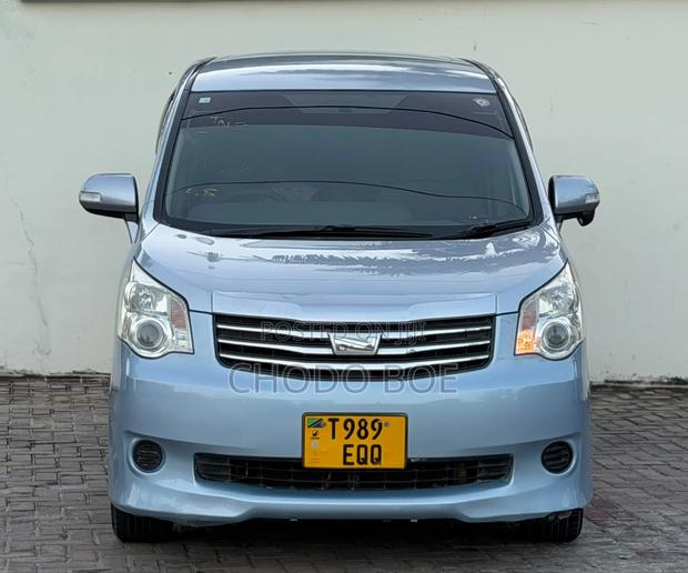 Toyota Noah 2010 Blue