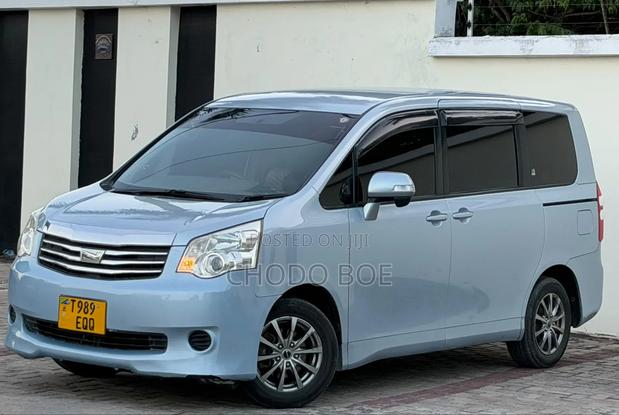 Toyota Noah 2010 Blue