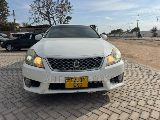 Toyota Crown 2012 White