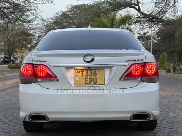 Toyota Crown 2011 Pearl