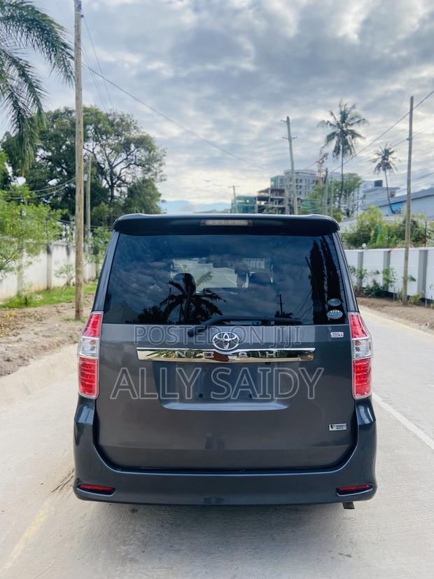 Toyota Noah 2.0 143hp AWD (7 Seater) 2007 Gray