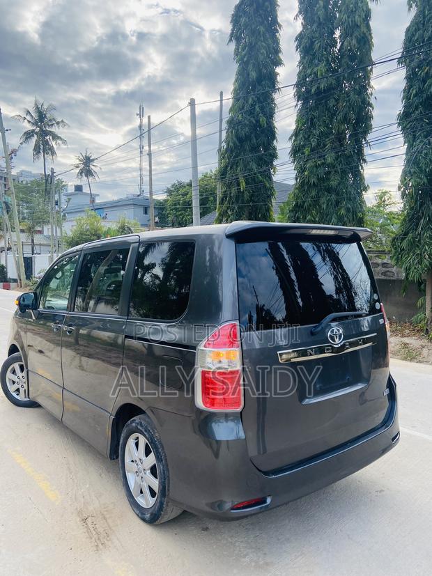 Toyota Noah 2.0 143hp AWD (7 Seater) 2007 Gray