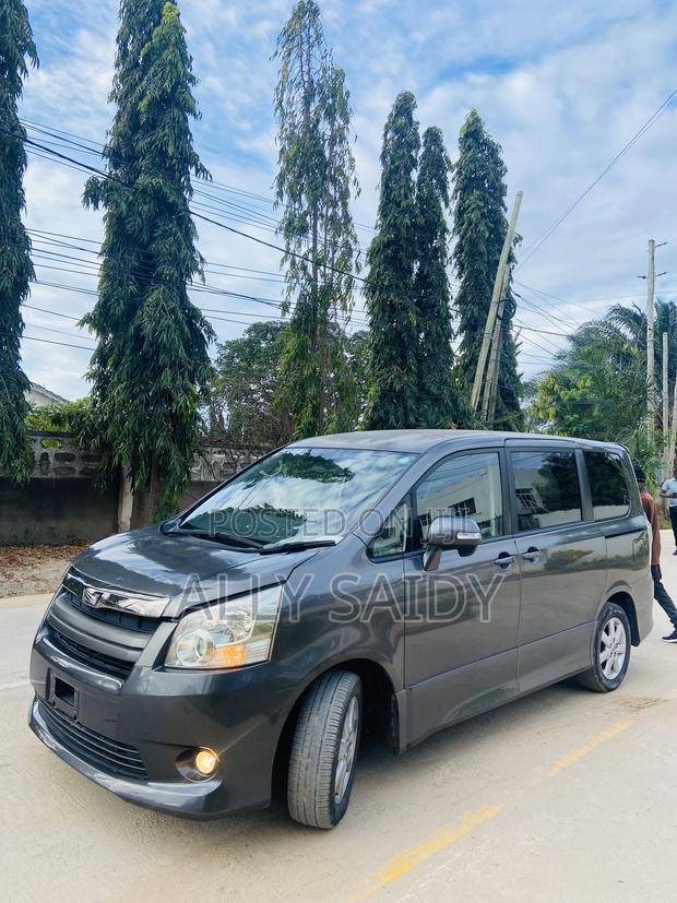 Toyota Noah 2.0 143hp AWD (7 Seater) 2007 Gray