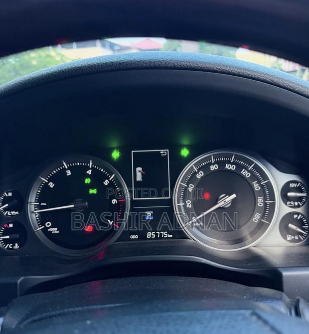 Toyota Land Cruiser 4.6 V8 AX 2017 Black