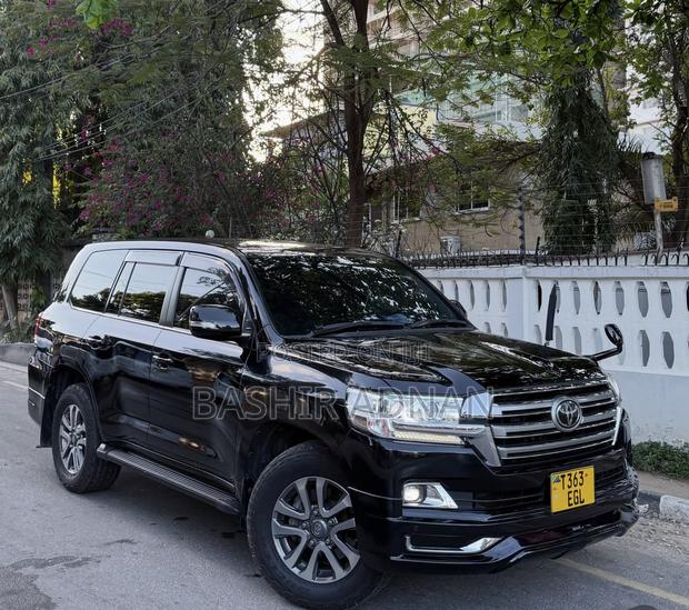 Toyota Land Cruiser 4.6 V8 AX 2017 Black