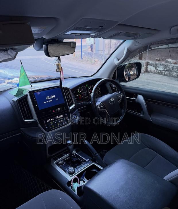 Toyota Land Cruiser 4.6 V8 AX 2017 Black