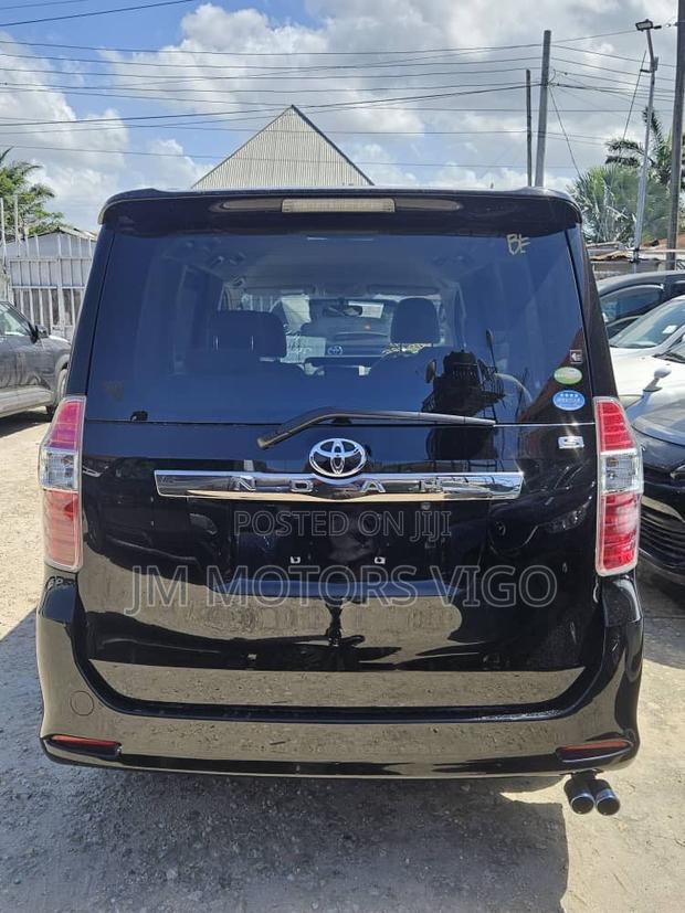 Toyota Noah 2009 Black