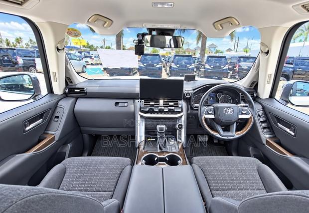 Toyota Land Cruiser LC300 2024 Pearl