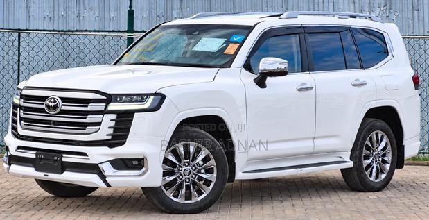 Toyota Land Cruiser LC300 2023 White