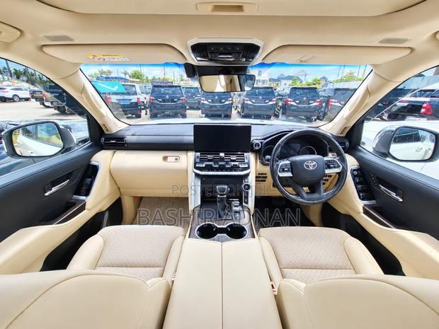 Toyota Land Cruiser LC300 2023 White