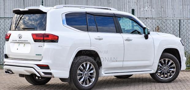 Toyota Land Cruiser LC300 2023 White