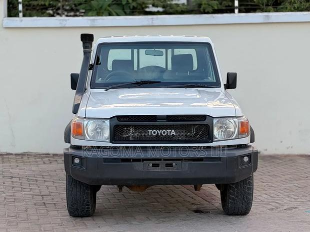 Toyota Land Cruiser 2012 White
