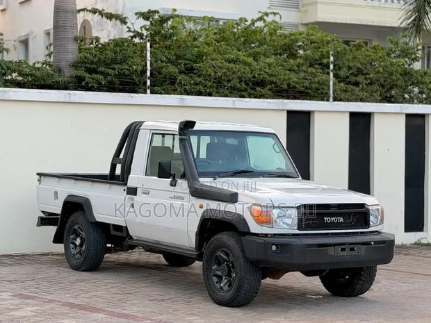 Toyota Land Cruiser 2012 White