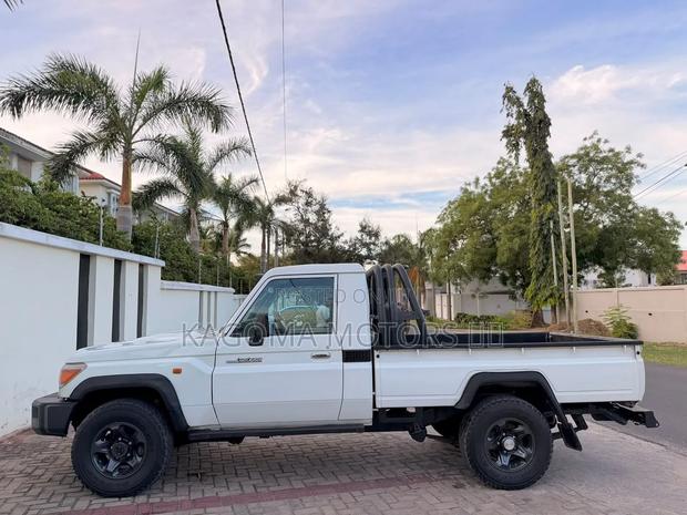 Toyota Land Cruiser 2012 White