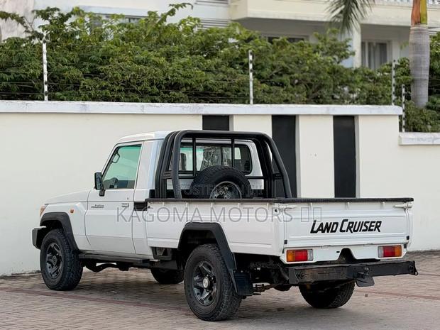Toyota Land Cruiser 2012 White
