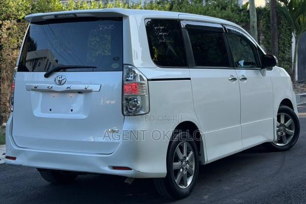 Toyota Voxy 2009 White