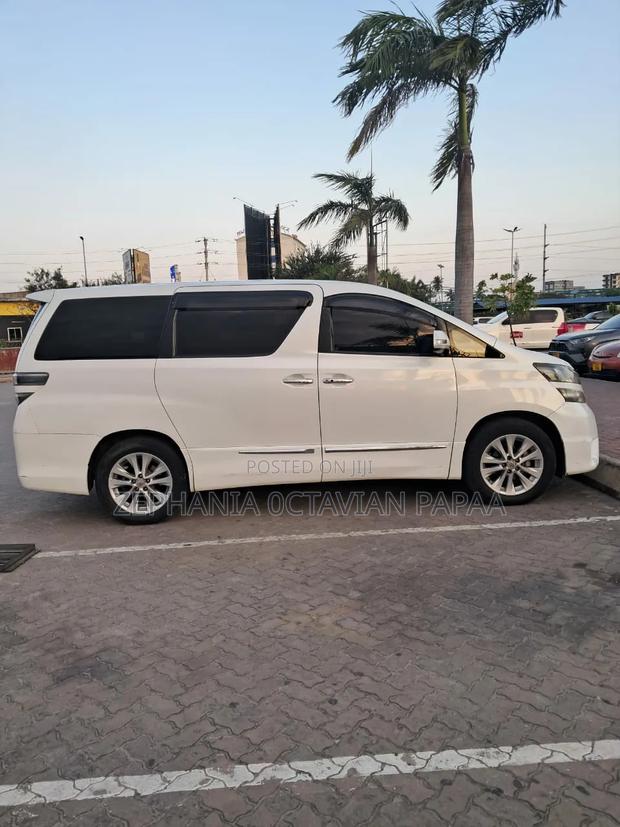 Toyota Vellfire 2010 White
