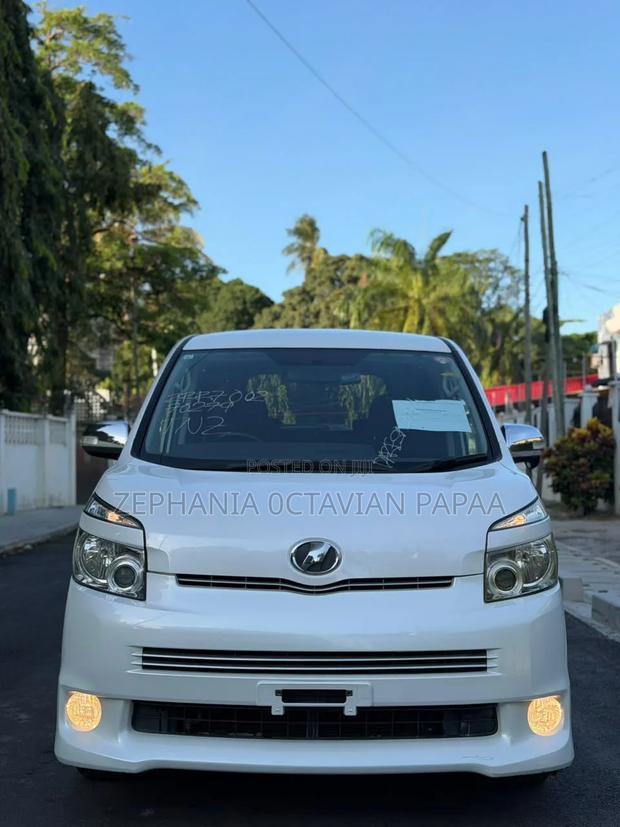 Toyota Noah 2009 White