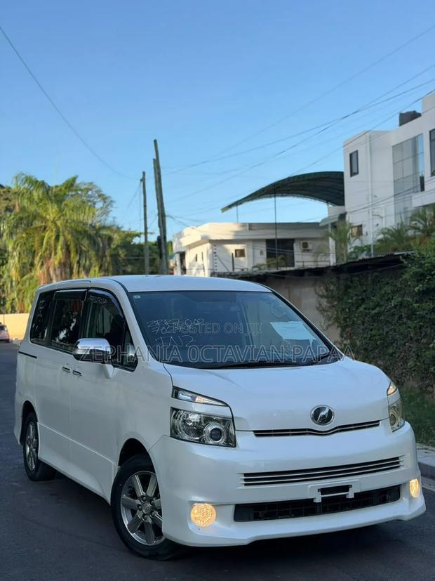 Toyota Noah 2009 White