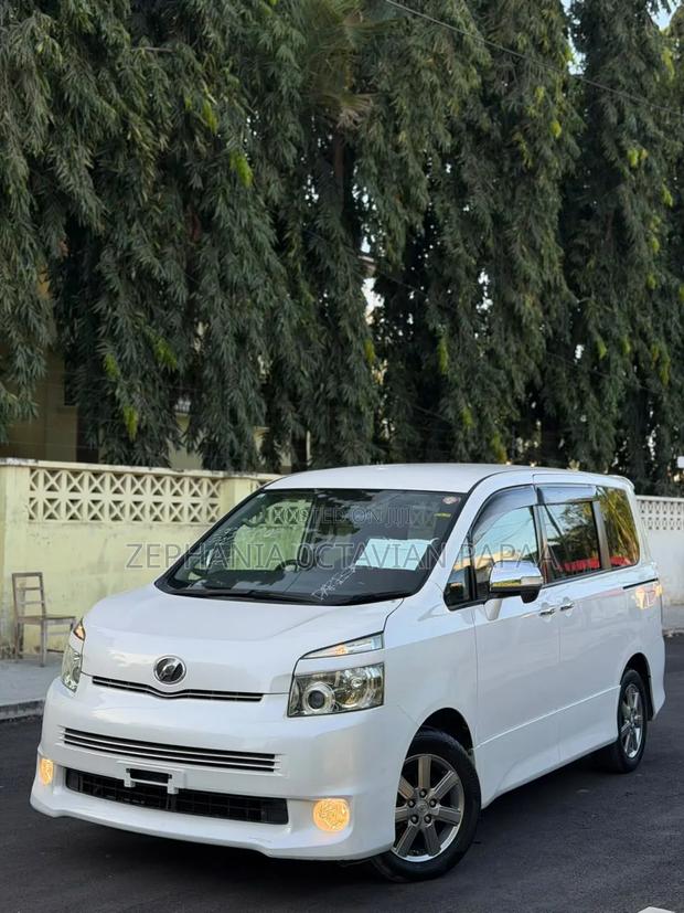 Toyota Noah 2009 White