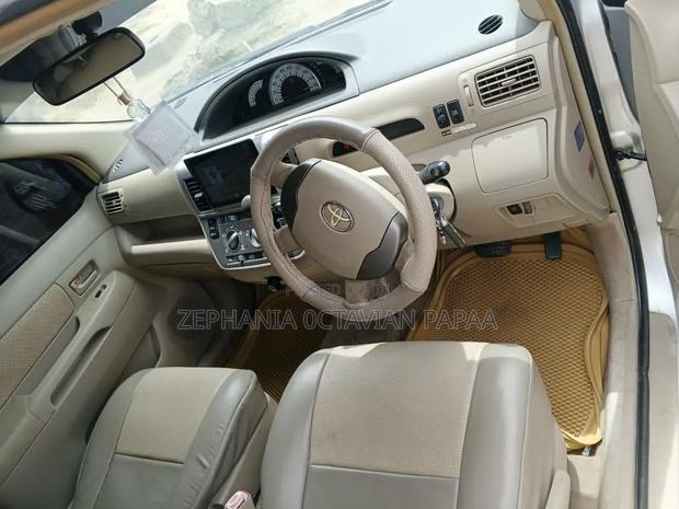 Toyota Raum 2004 Silver