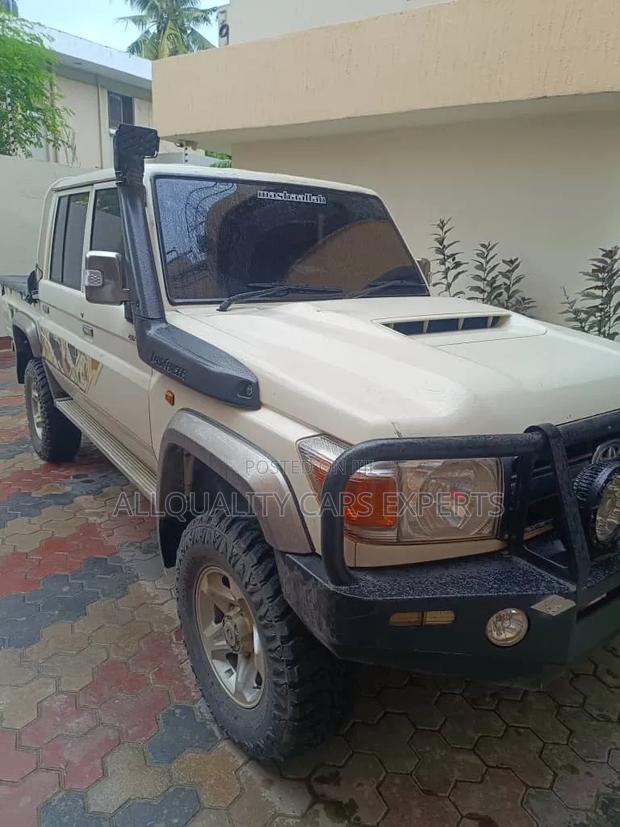 Toyota Land Cruiser 2010 Beige