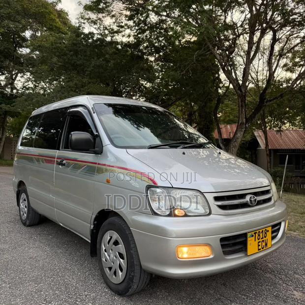 Toyota Noah 2001 Silver