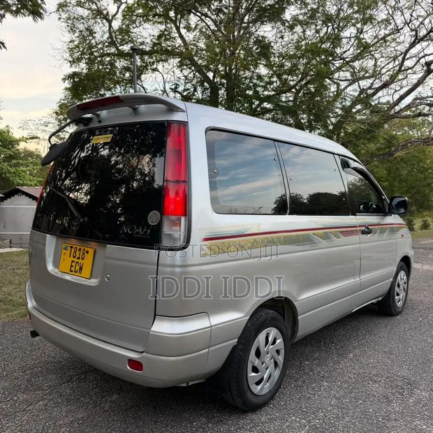 Toyota Noah 2001 Silver
