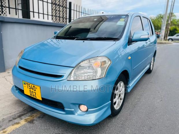 Toyota Raum 2004 Blue