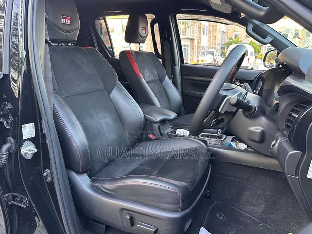 Toyota Hilux 2022 Black