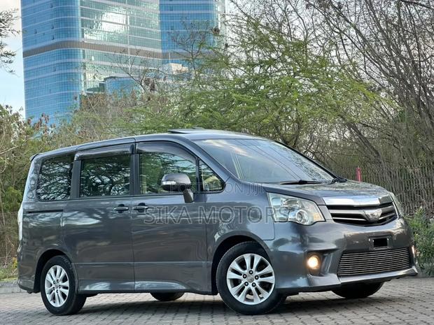 Toyota Noah 2011 Gray
