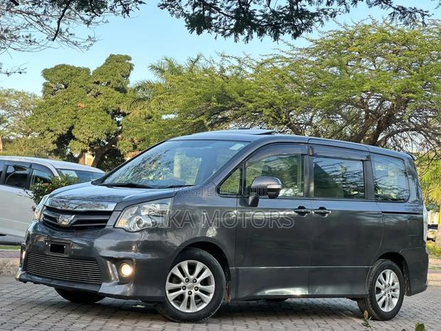Toyota Noah 2011 Gray